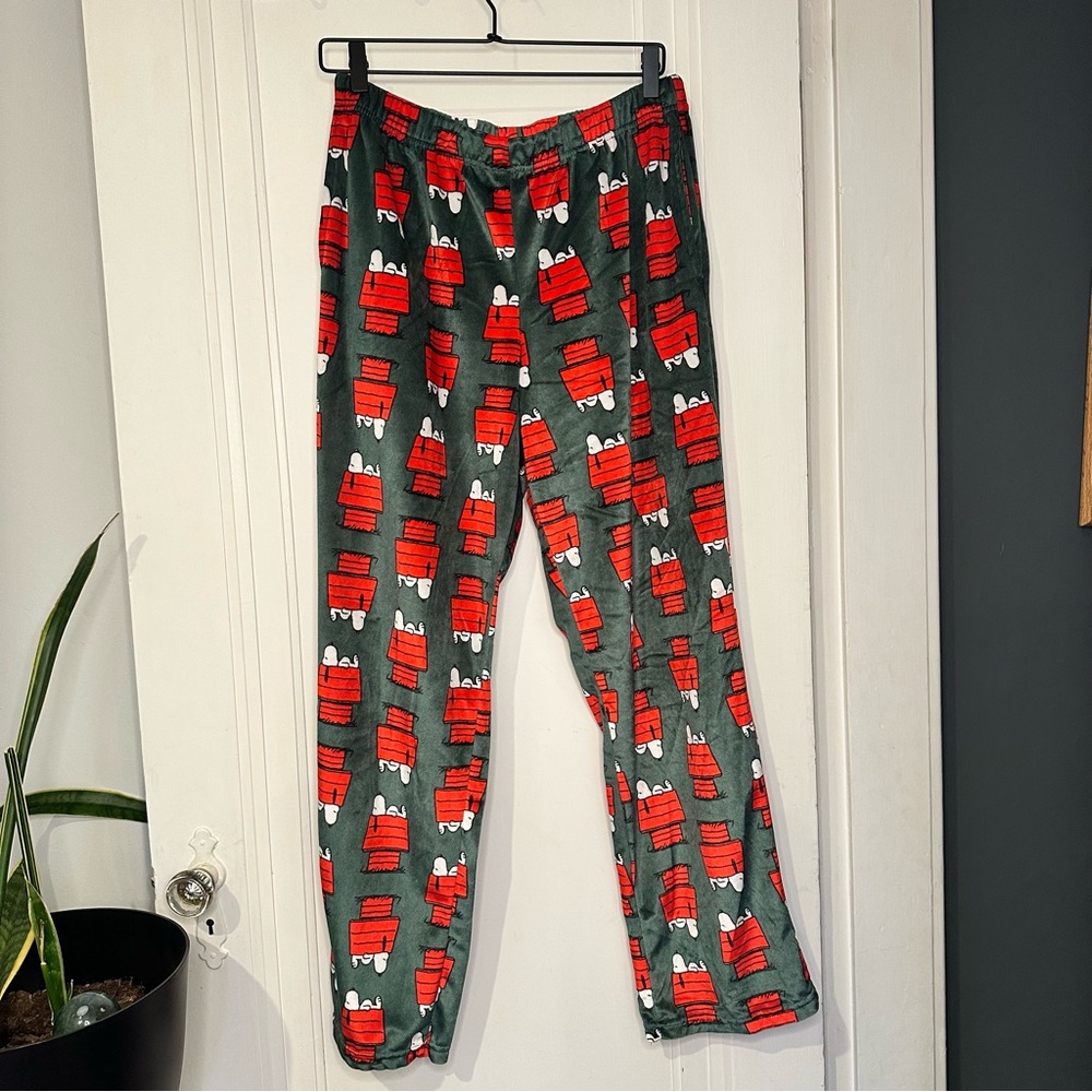 Peanuts Snoopy Red Doghouse green lounge pants
